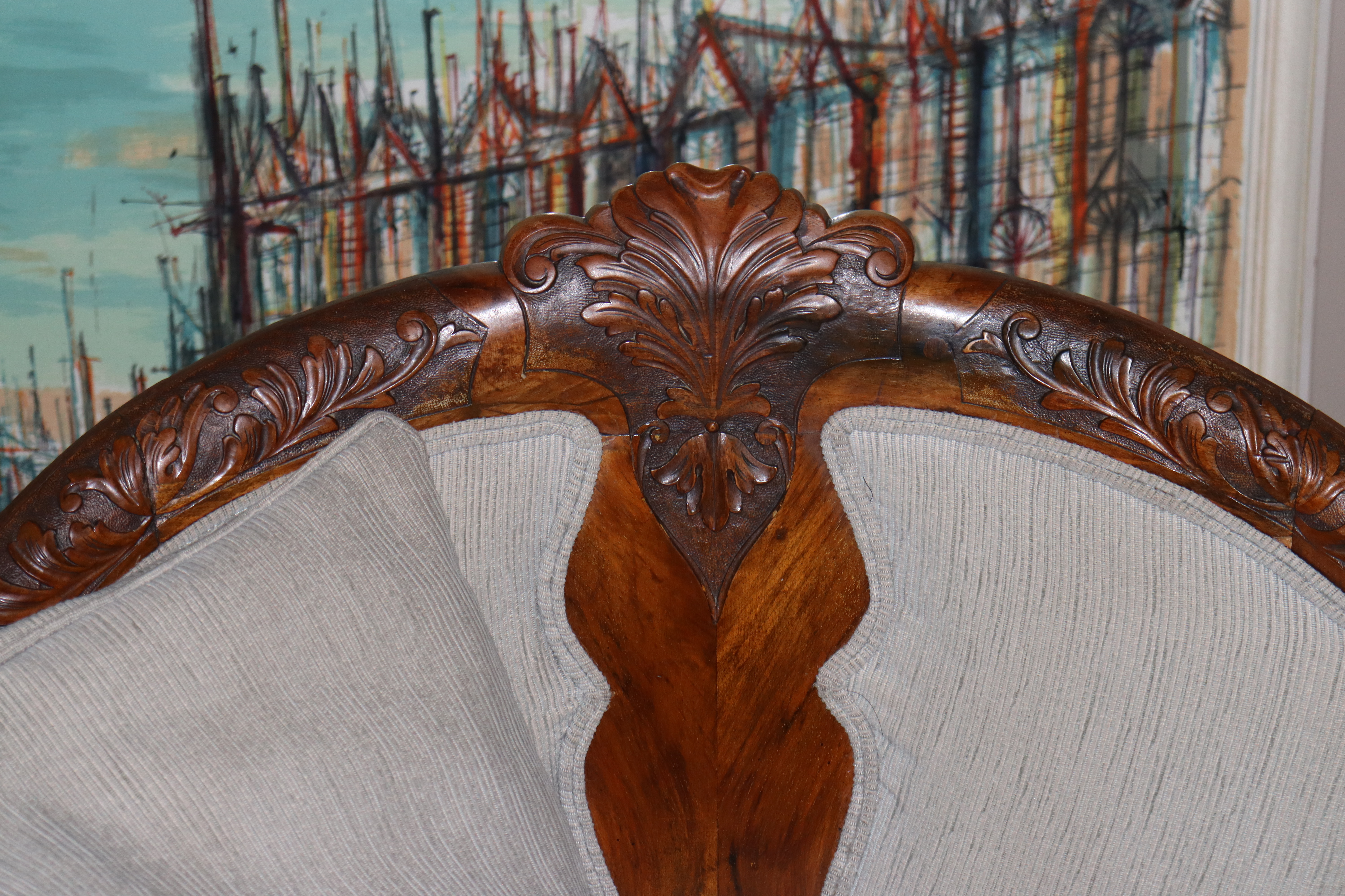 An early 20th Century carved walnut salon suite, comprising curved three seater settee with - Bild 4 aus 5