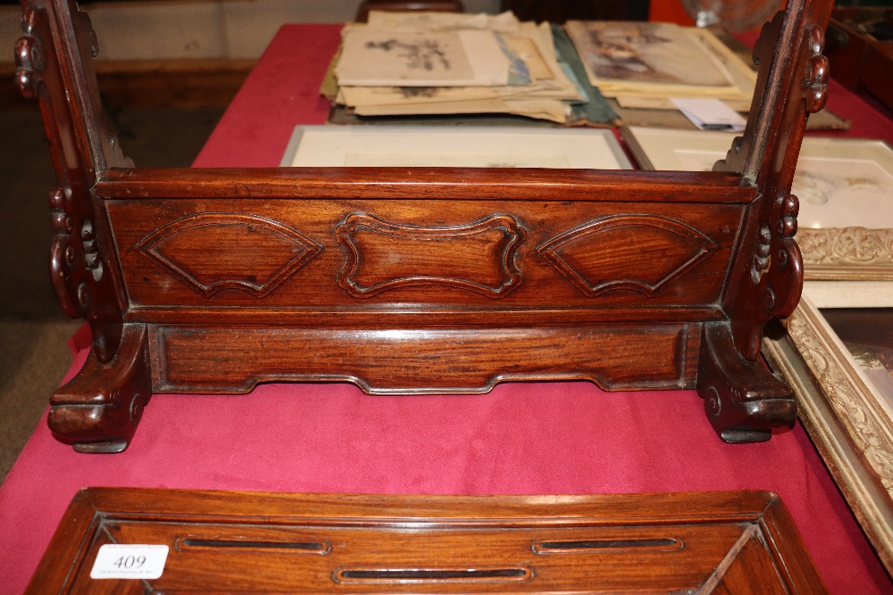 A Chinese hardwood and porcelain table screen, circa 1900, the porcelain panel approx. 39cm x 25.5cm - Image 20 of 26