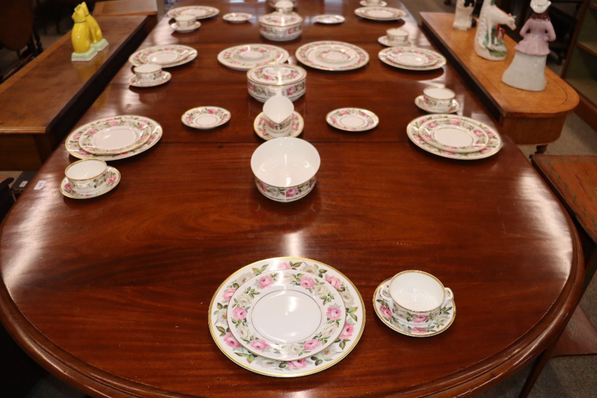 A Royal Worcester "Royal Garden" pattern tea / dinner service - Image 4 of 13