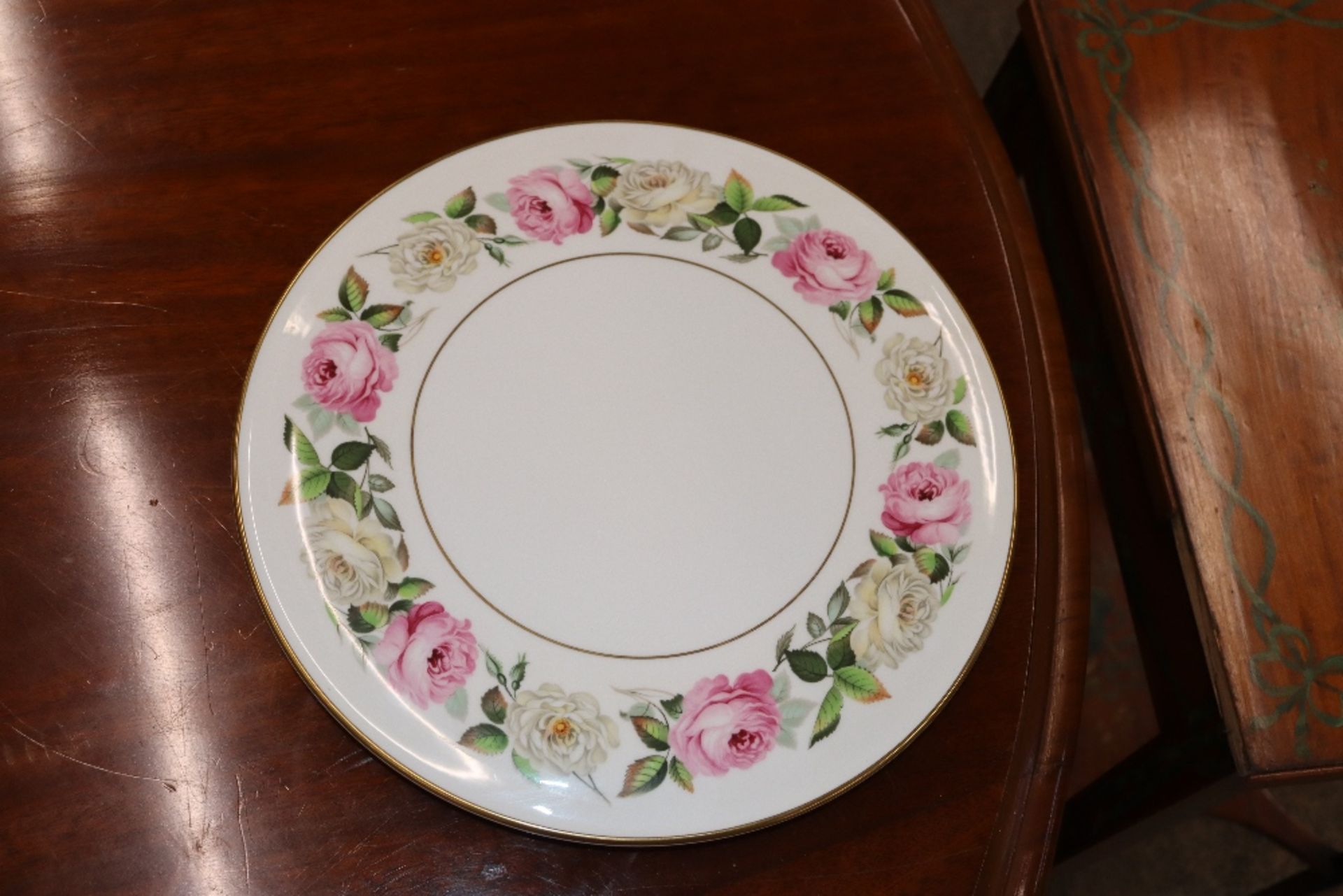 A Royal Worcester "Royal Garden" pattern tea / dinner service - Image 12 of 13