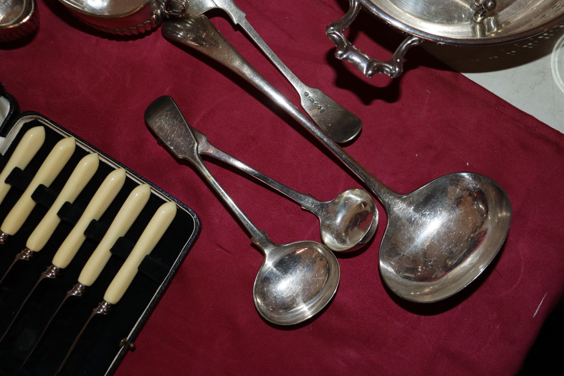 A quantity of various plated ware to include an etched glass claret jug; coffee and hot water - Image 9 of 9