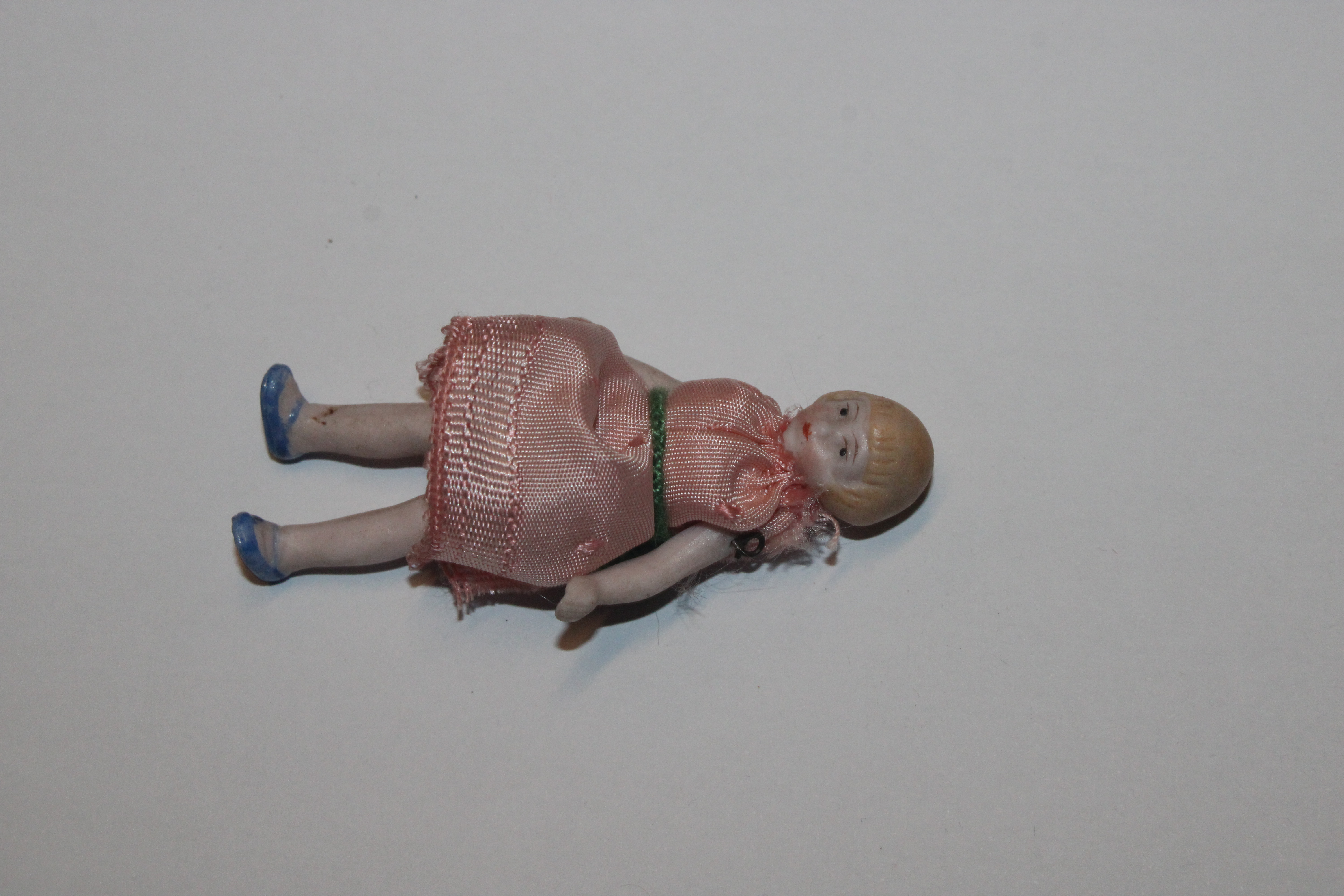 A collection of miniature porcelain and other dolls; miniature mice etc. - Image 22 of 57