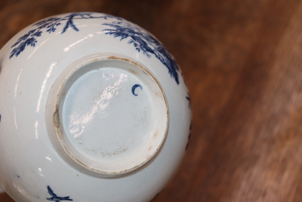 A late 18th Century Worcester blue and white bowl decorated ho ho birds underglaze blue crescent - Image 9 of 48