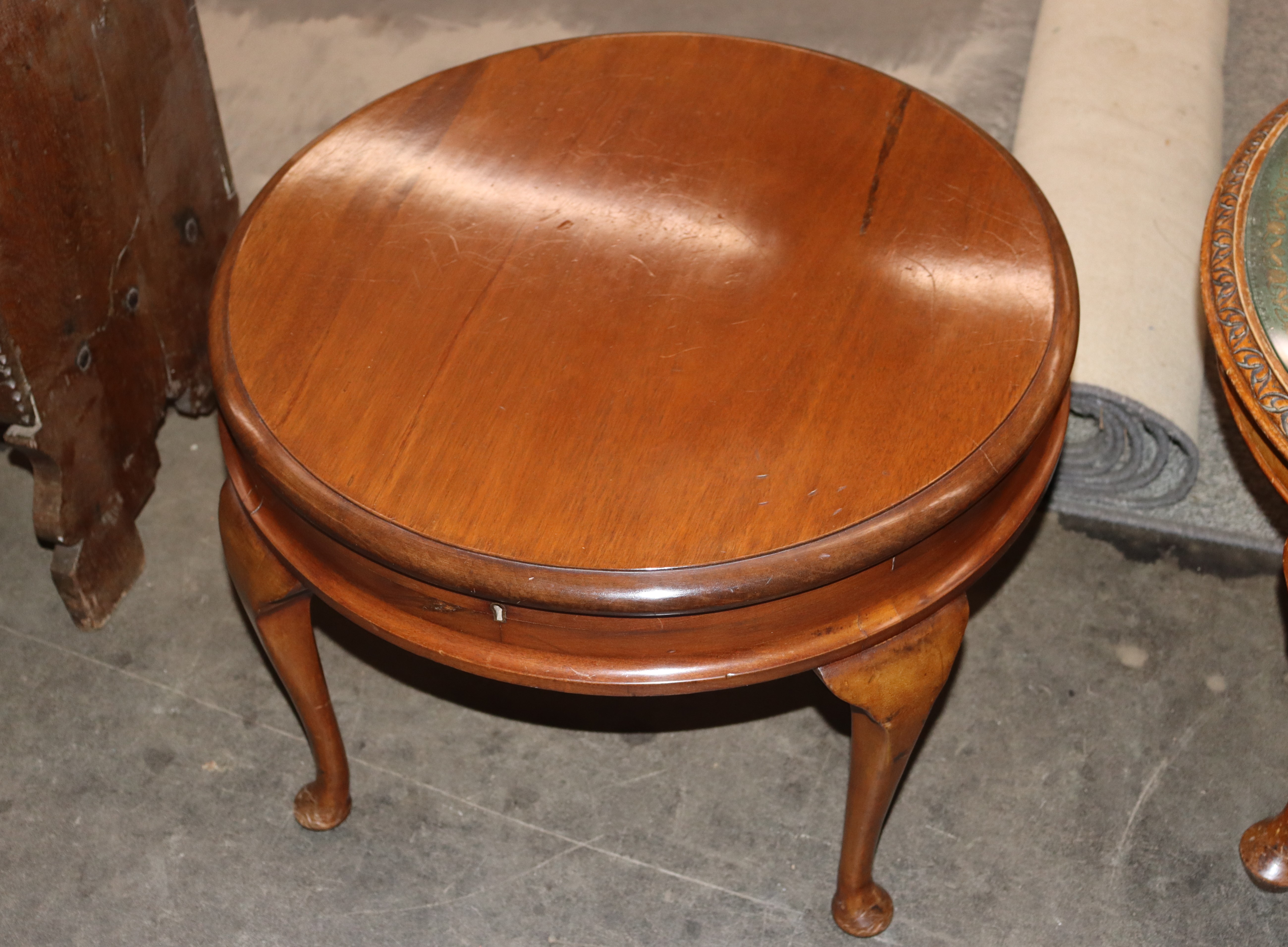A reproduction mahogany oval coffee table with leather inset top, raised on carved cabriole - Image 2 of 2