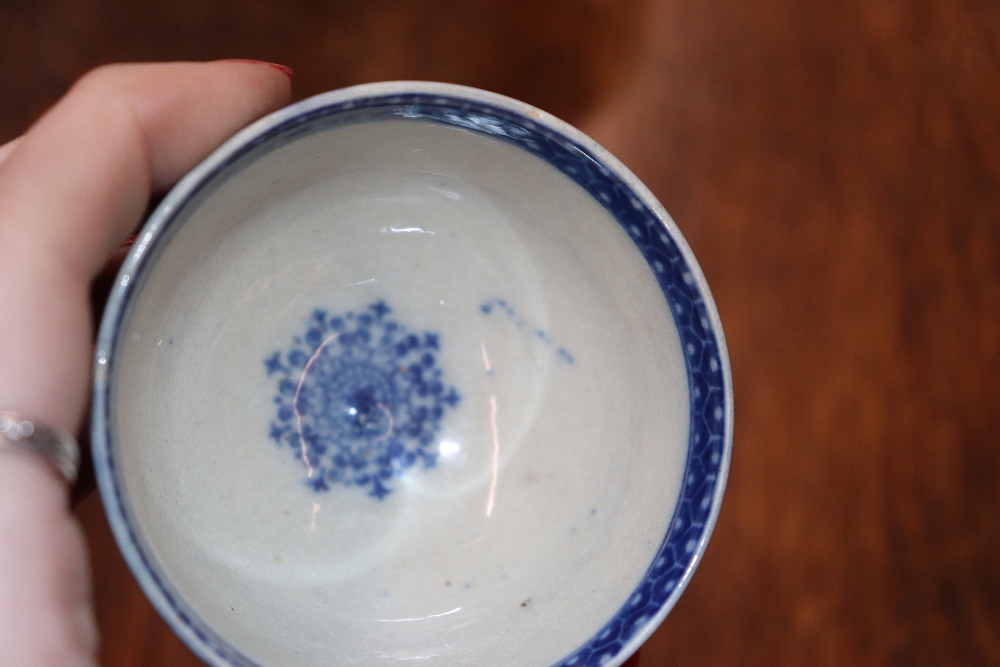 A late 18th Century Worcester blue and white bowl decorated ho ho birds underglaze blue crescent - Image 14 of 48