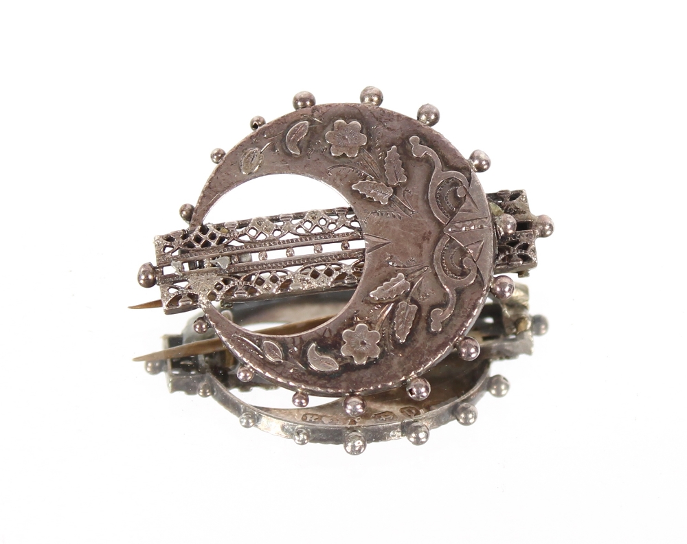 Four various silver and white metal brooches, decorated flowers, butterflies etc. - Image 7 of 10