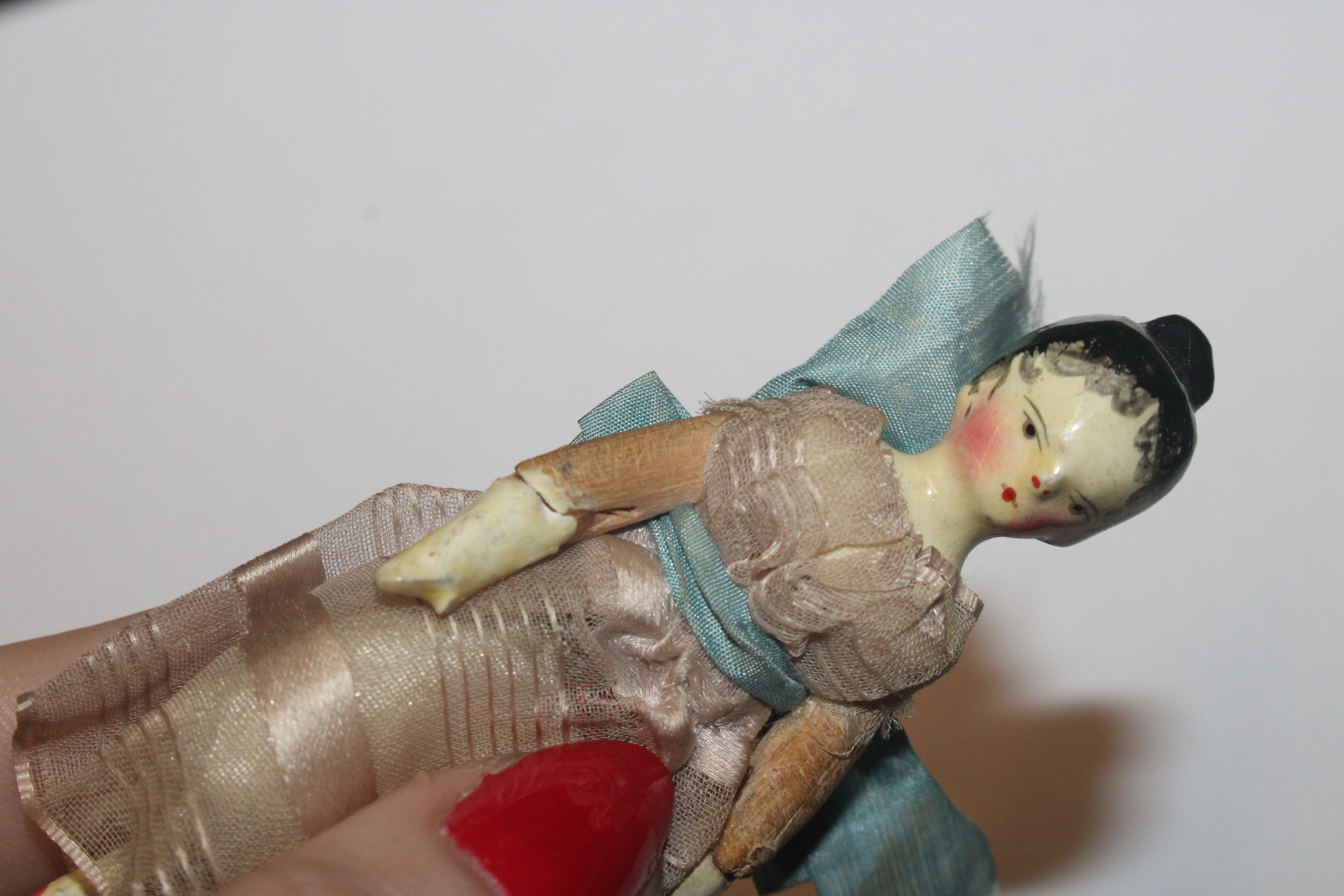 A collection of miniature porcelain and other dolls; miniature mice etc. - Image 5 of 57