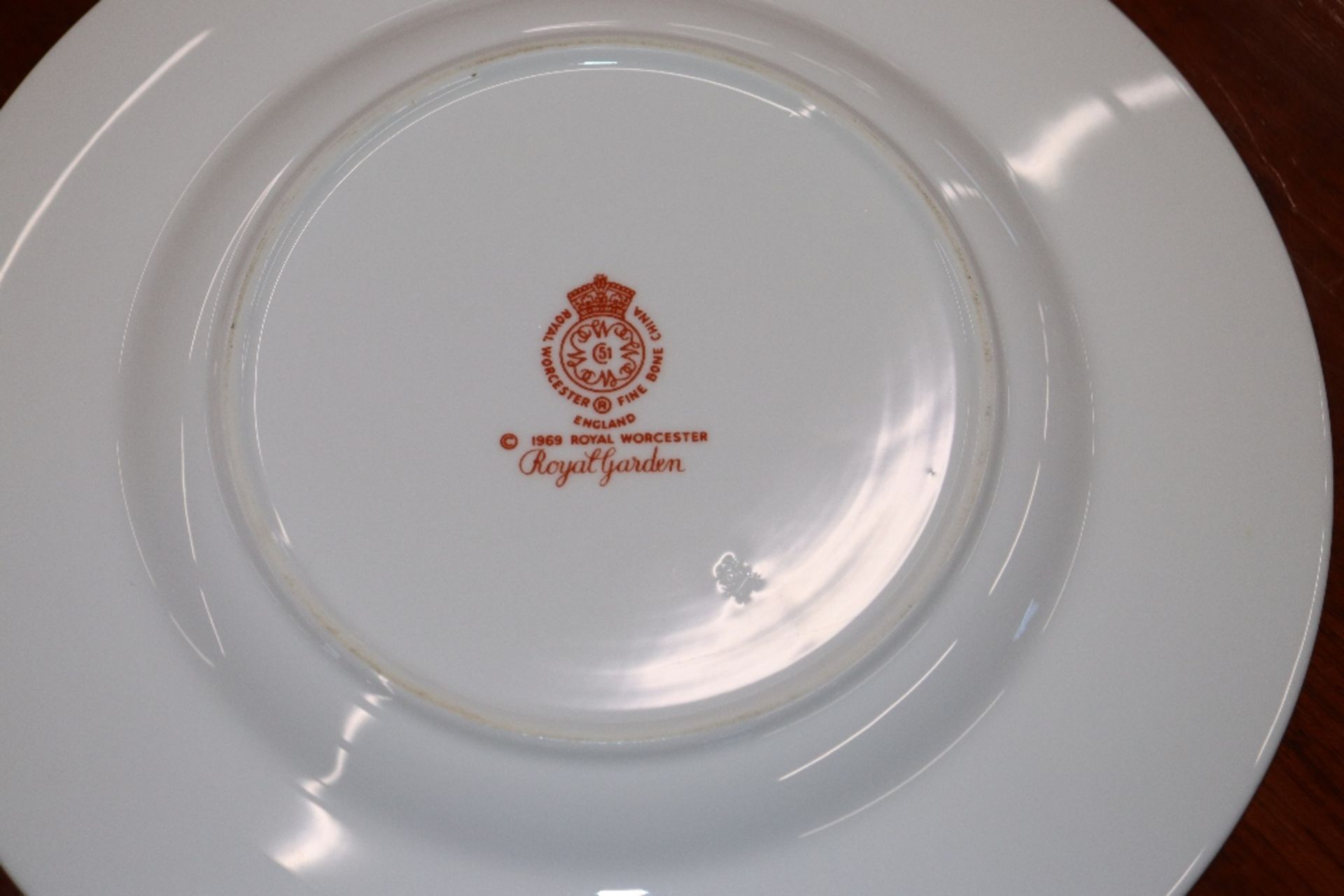 A Royal Worcester "Royal Garden" pattern tea / dinner service - Image 10 of 13