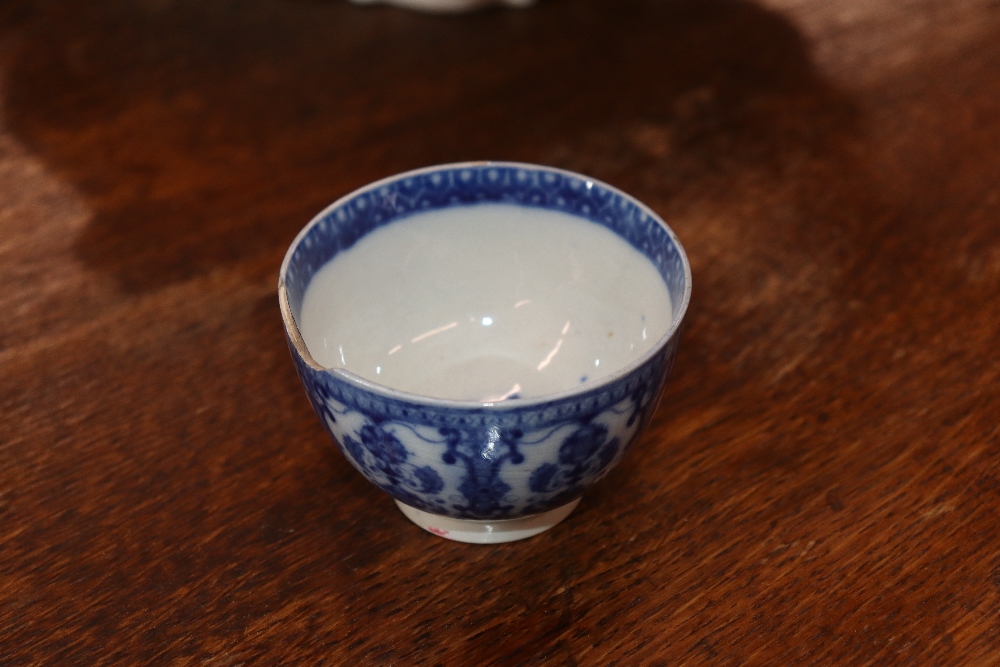 A late 18th Century Worcester blue and white bowl decorated ho ho birds underglaze blue crescent - Image 17 of 48