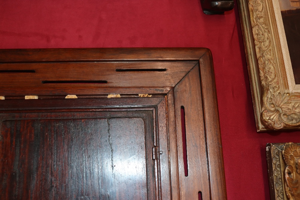 A Chinese hardwood and porcelain table screen, circa 1900, the porcelain panel approx. 39cm x 25.5cm - Image 15 of 26