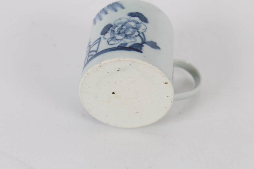 An early English porcelain coffee can, decorated in the Chinese manner; an 18th Century porcelain - Bild 14 aus 52