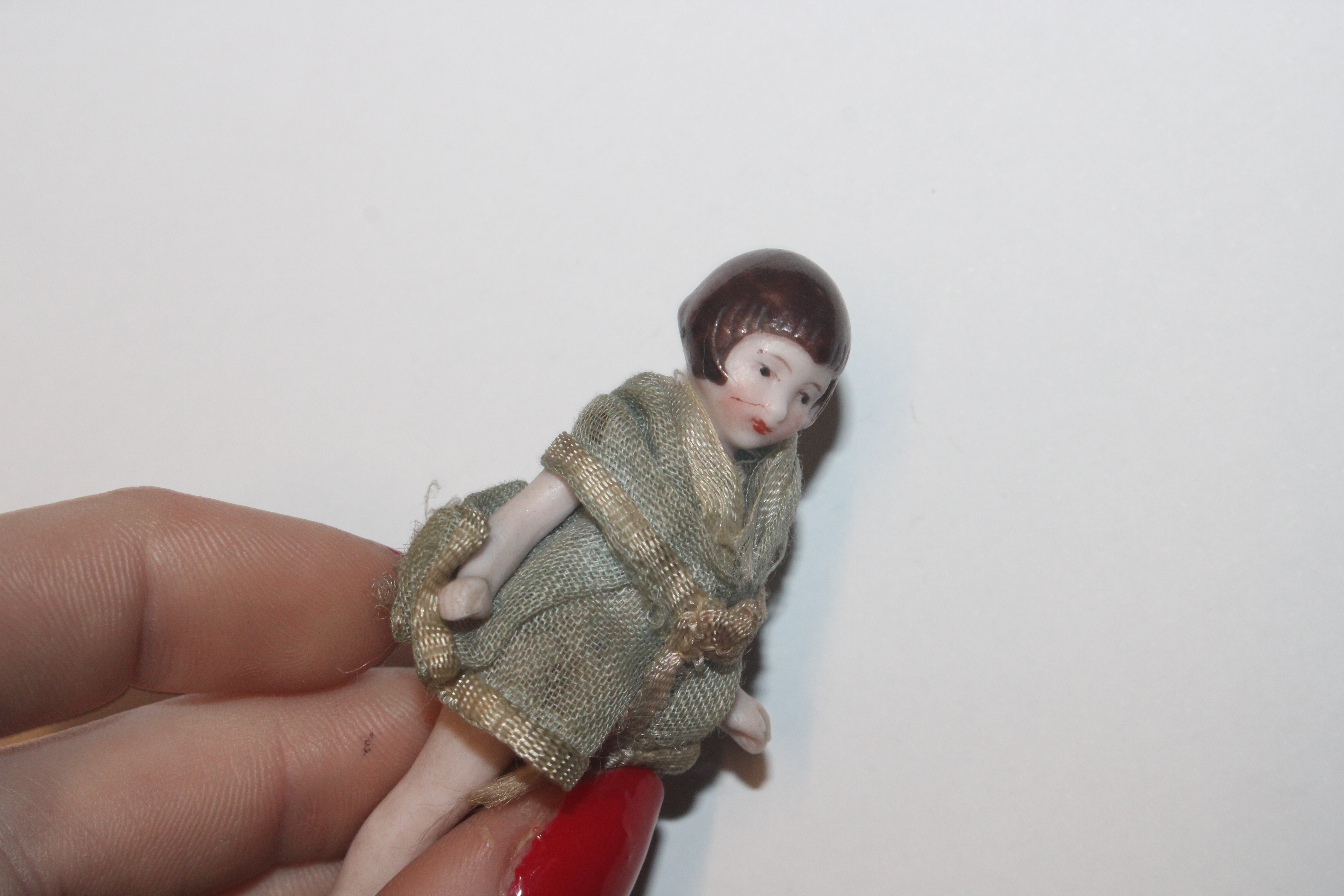 A collection of miniature porcelain and other dolls; miniature mice etc. - Image 18 of 57