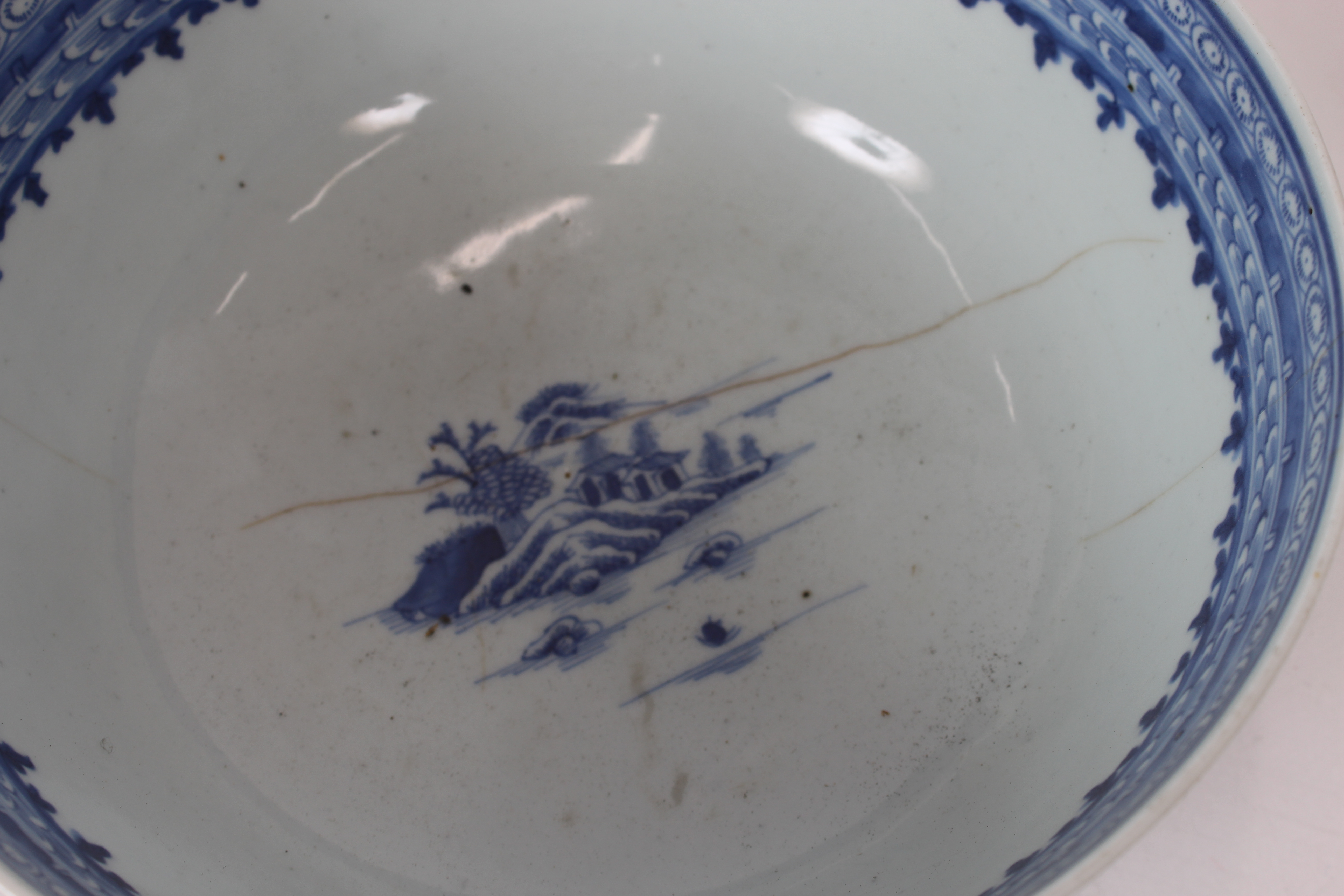 A Chinese Imari pattern shallow dish, 25cm dia.; a Chinese blue and white bowl decorated pagodas and - Bild 3 aus 26