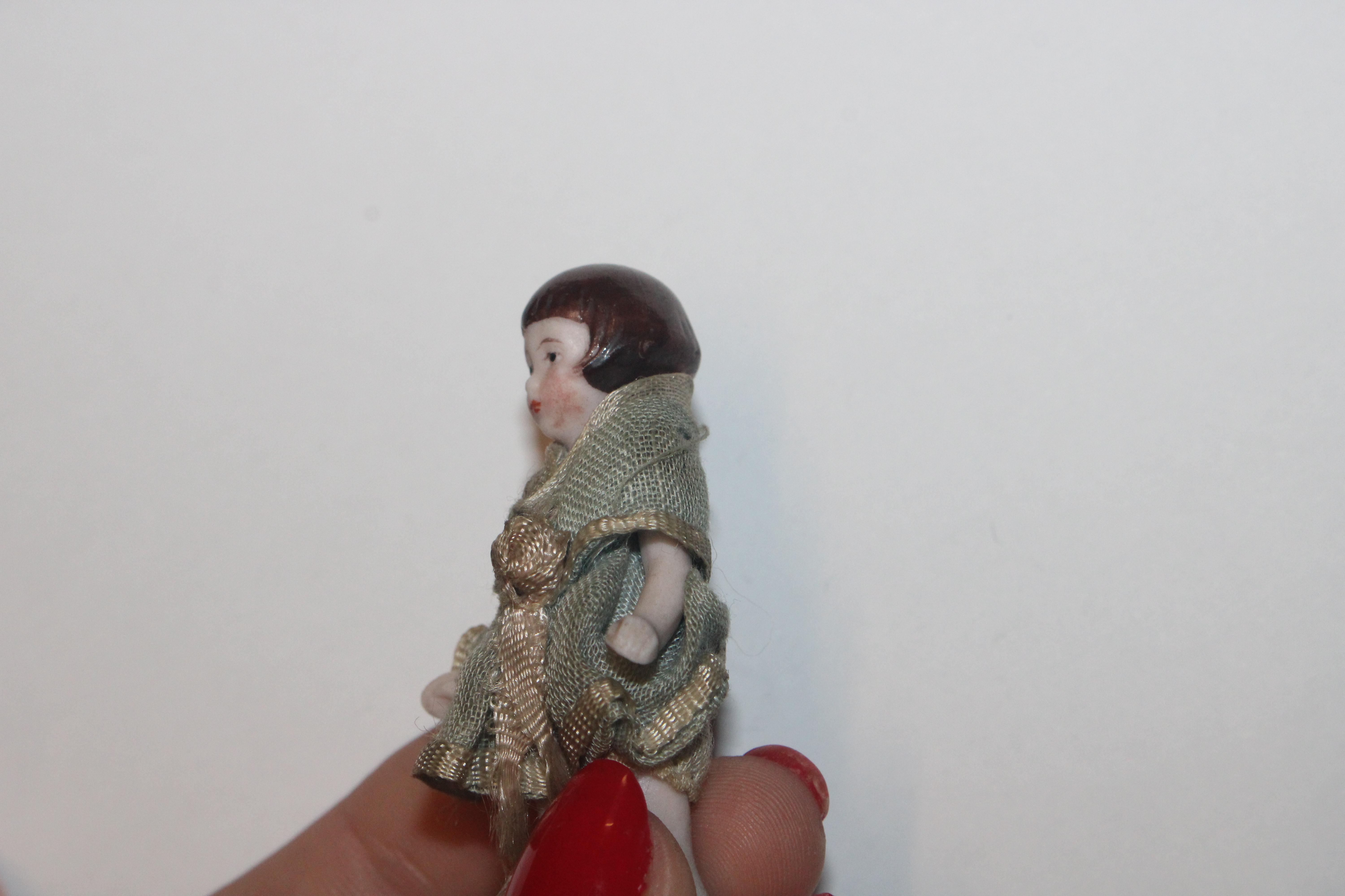 A collection of miniature porcelain and other dolls; miniature mice etc. - Image 19 of 57