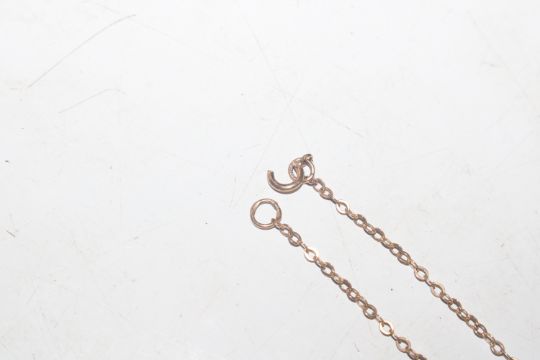 A 9ct gold bracelet with T bar and heart charm, a - Image 30 of 31