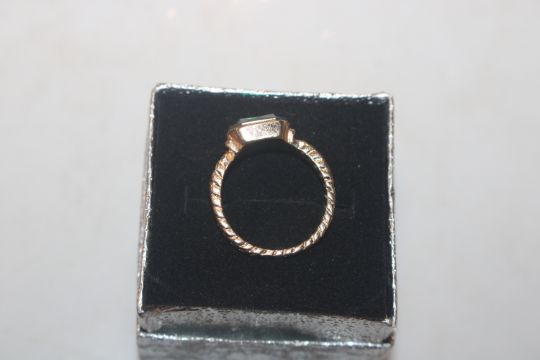 A gilt metal ring set with green stone - Image 3 of 3