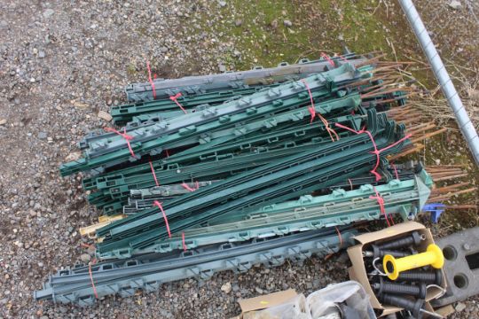 A quantity of green and white fencing stakes, four - Image 4 of 4