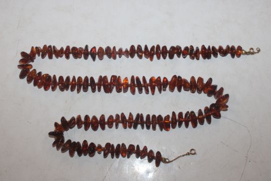 An 8" long amber necklace with low grade gold clas - Image 1 of 7