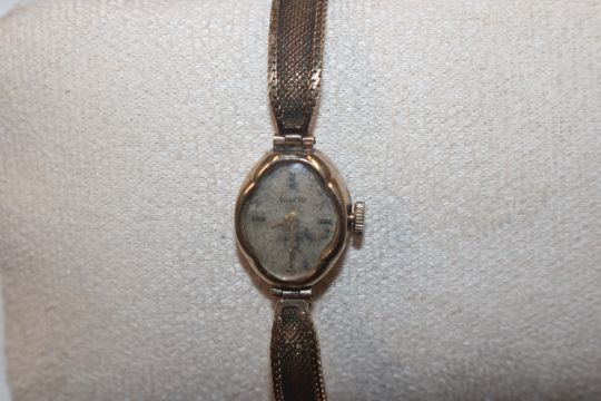 A ladies Accurist 9ct gold cased wrist watch, with - Image 3 of 9