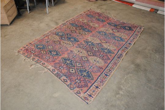 An approx. 7'4" x 4'10" Kilim style patterned rug - Image 1 of 7