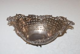 A white metal fruit basket, AF, approx. 395gms