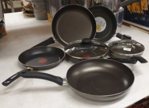 Six frying pans to include 2 x Tefal (saleroom location: S01-T03)