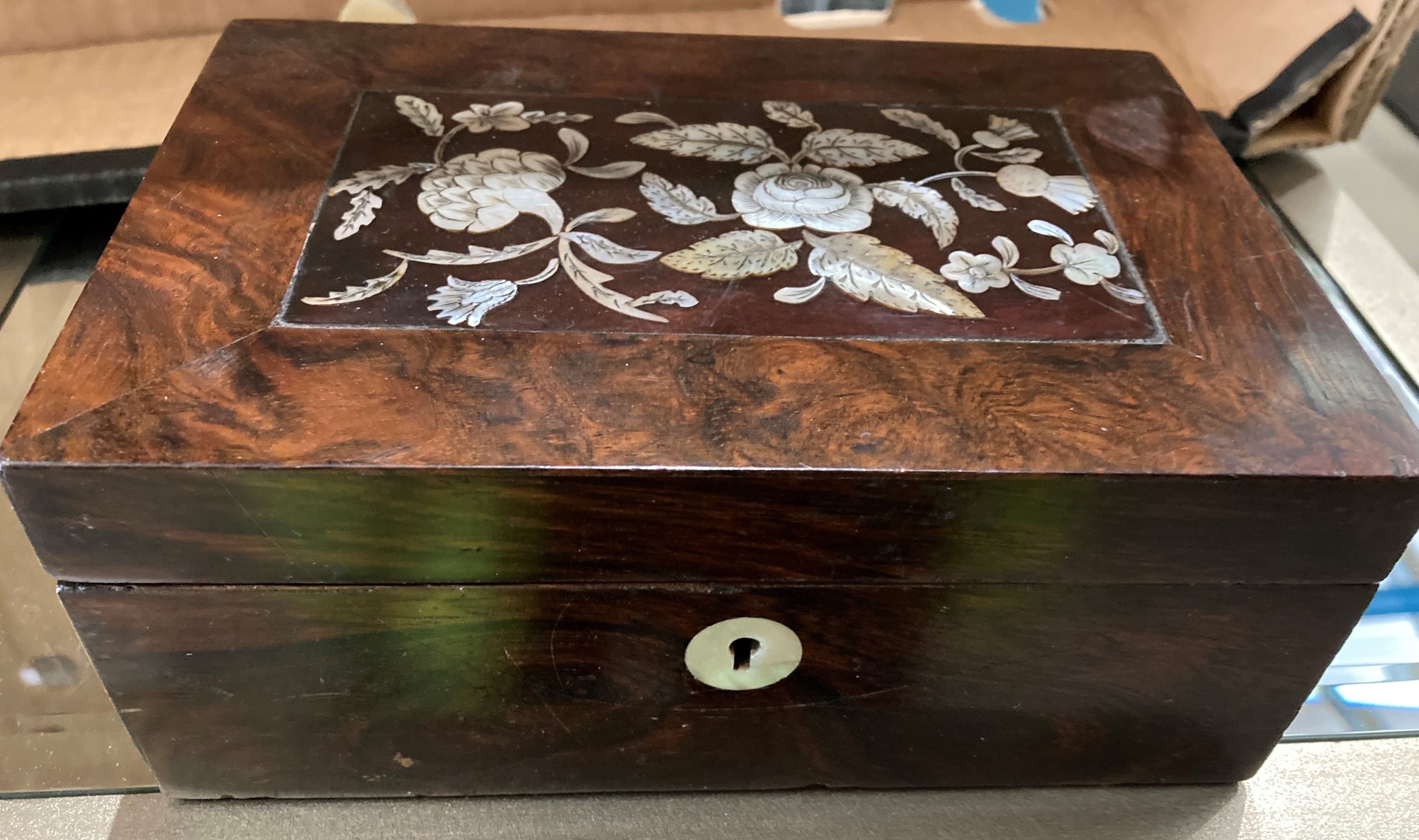 Walnut-finish jewellery box with mother of pearl inlay, 19 x 12.5 x 7. - Image 2 of 3