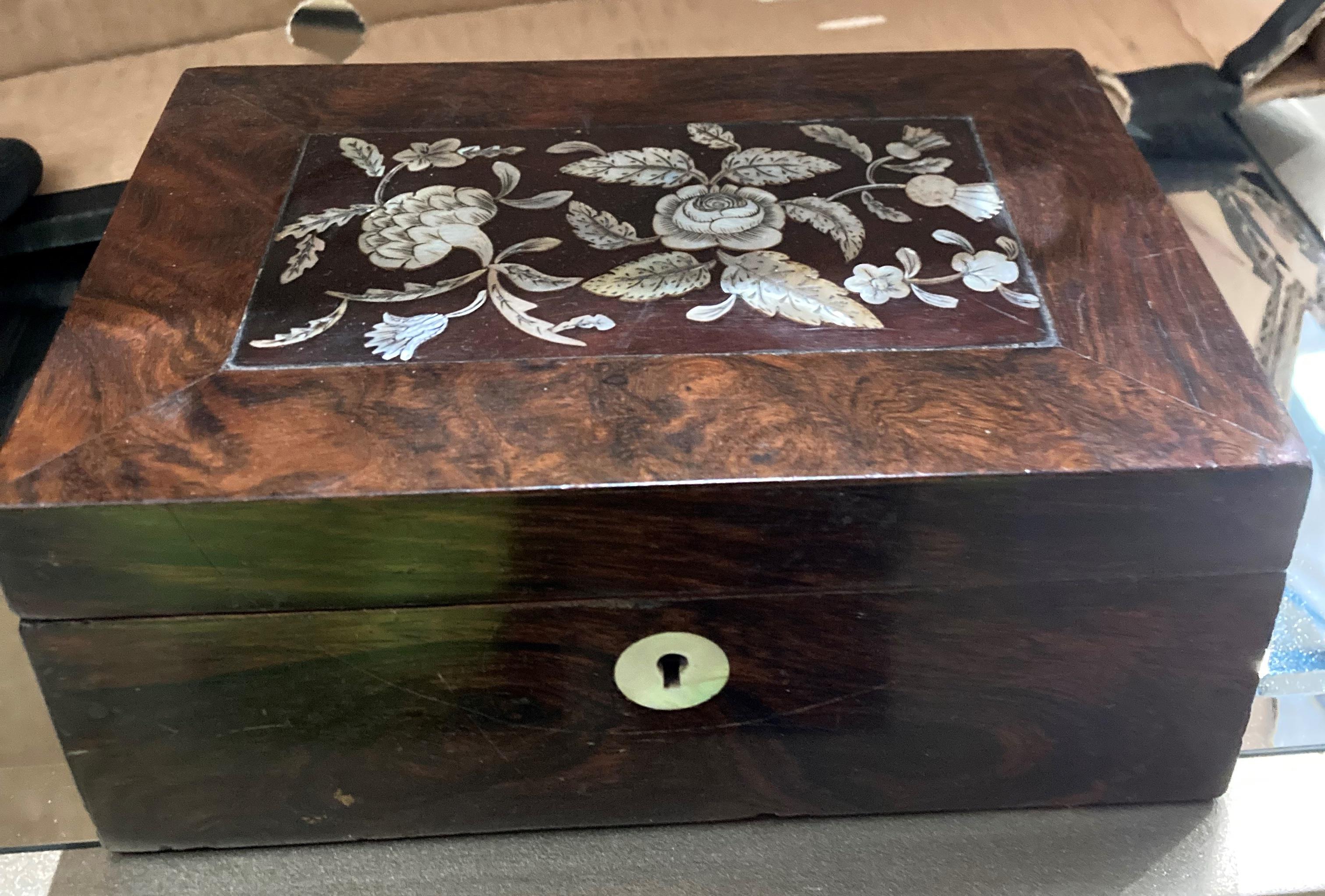 Walnut-finish jewellery box with mother of pearl inlay, 19 x 12.5 x 7.