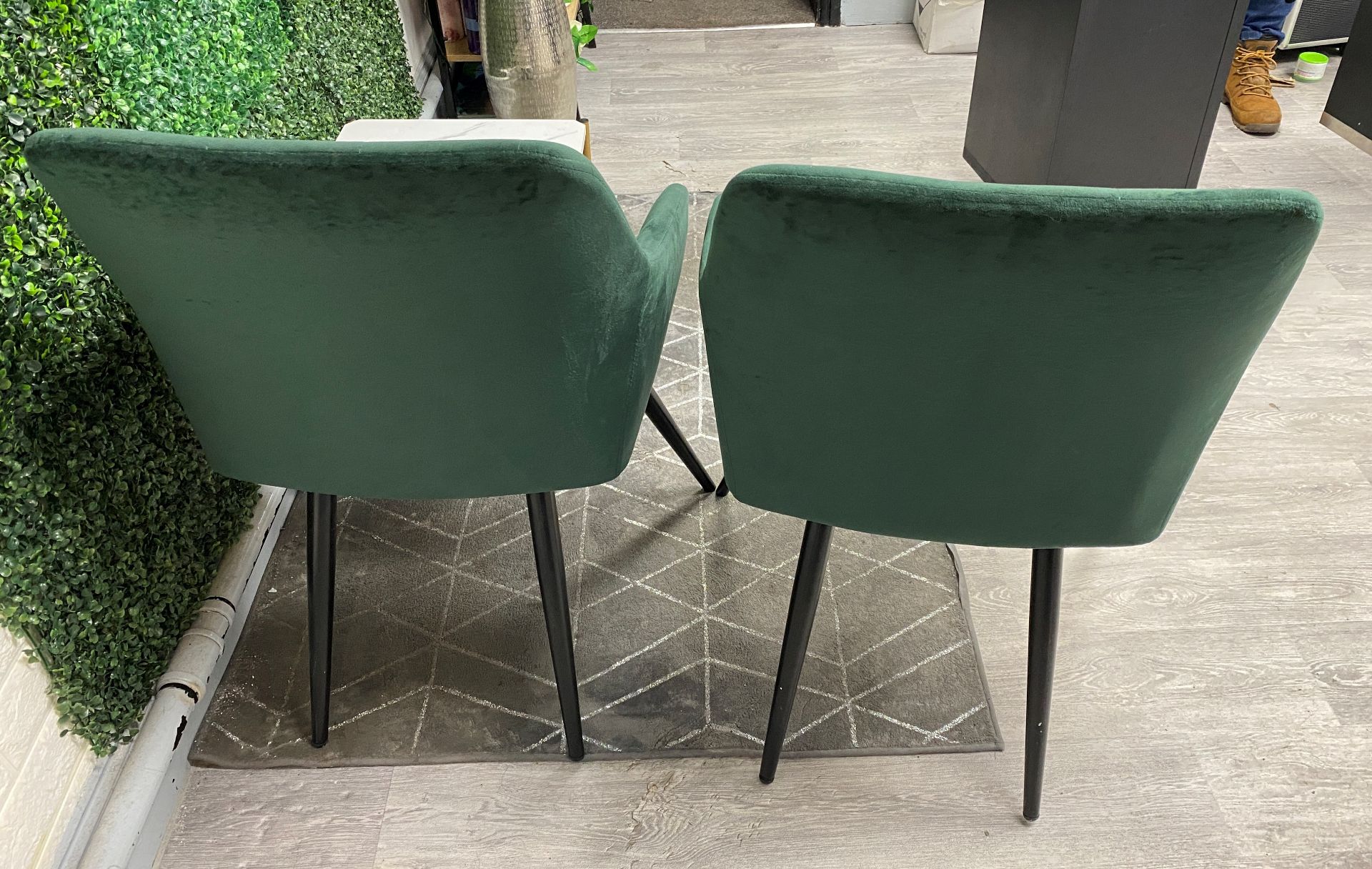 Two green reception chairs with small two-tier imitation marble side table. - Image 3 of 4
