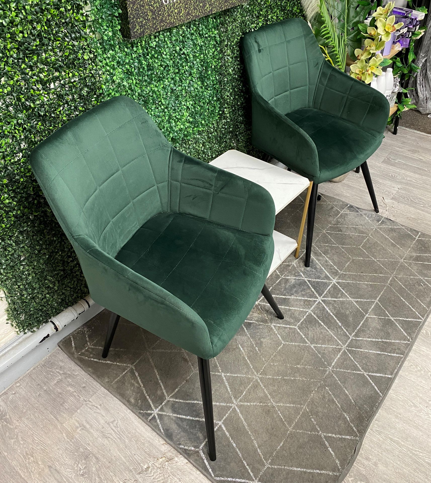 Two green reception chairs with small two-tier imitation marble side table. - Image 2 of 4