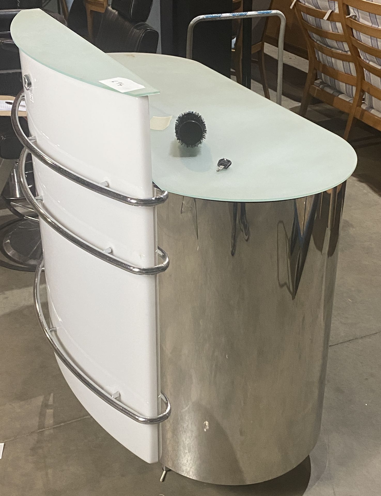 Curved barber-shop reception counter with chrome rail decoration and polished metal finish, - Image 2 of 3