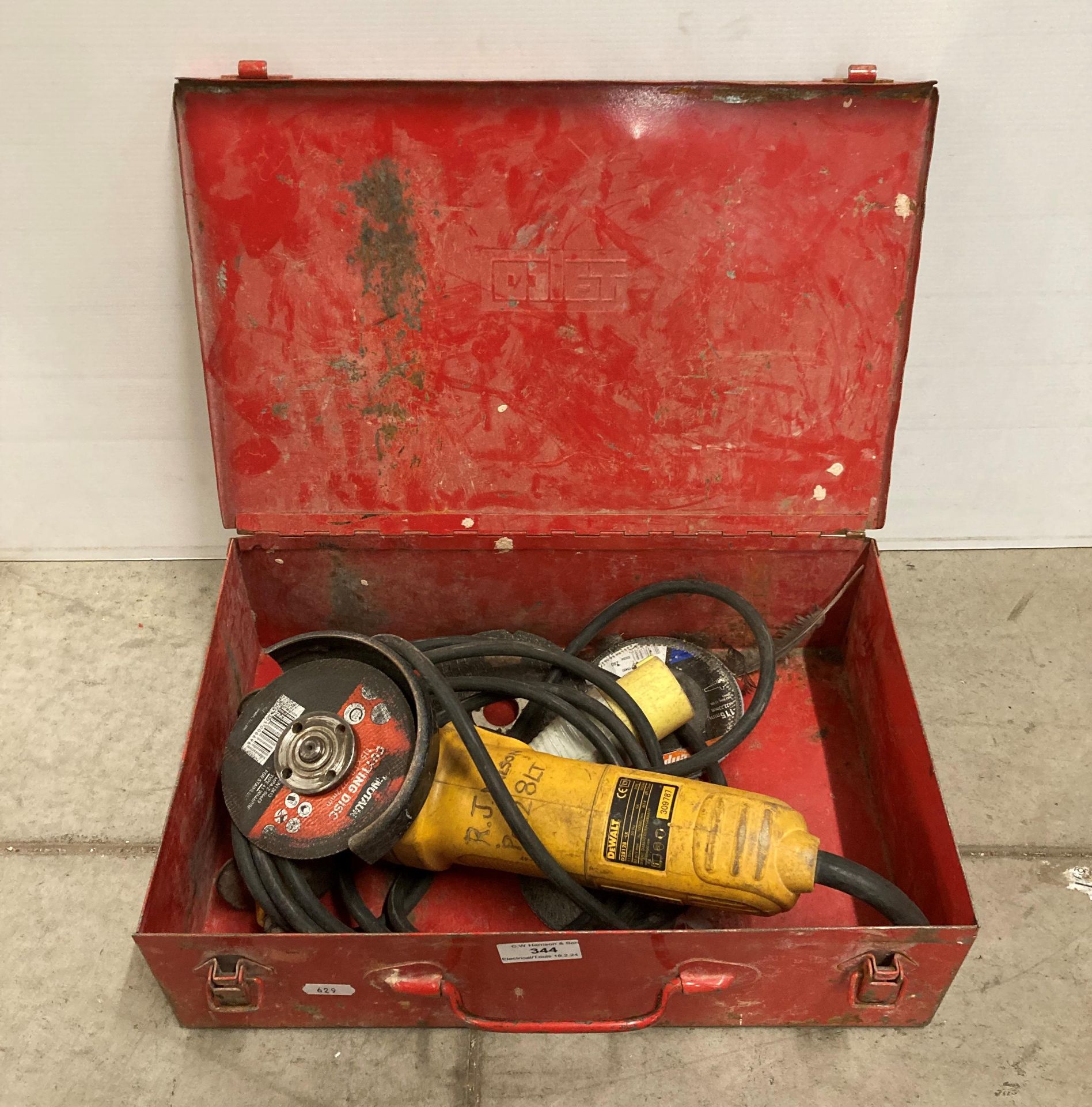 DeWalt D28128 - 110v electric grinder in case (saleroom location: G07)