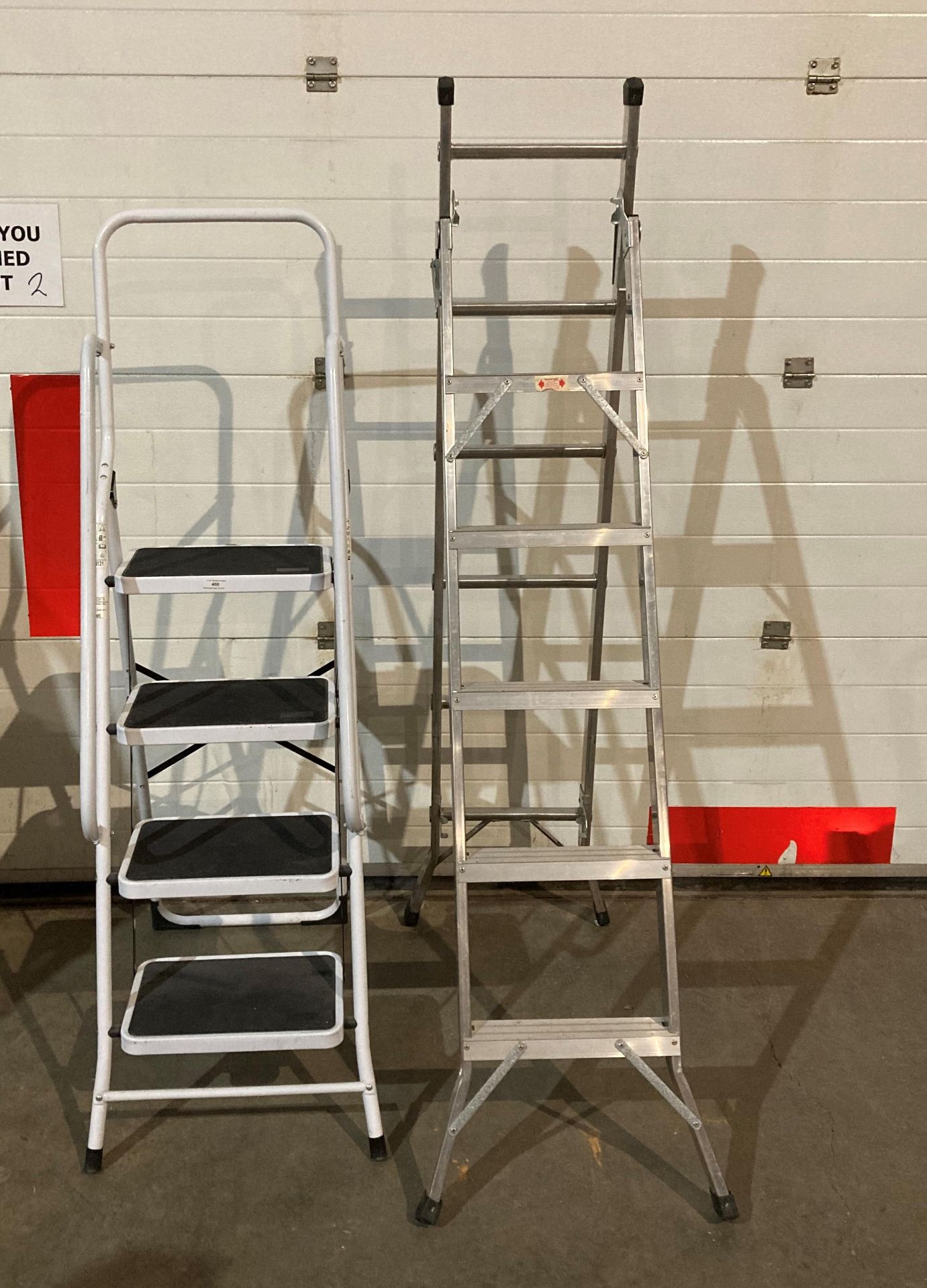 2 x 4-tread aluminium step-ladders,