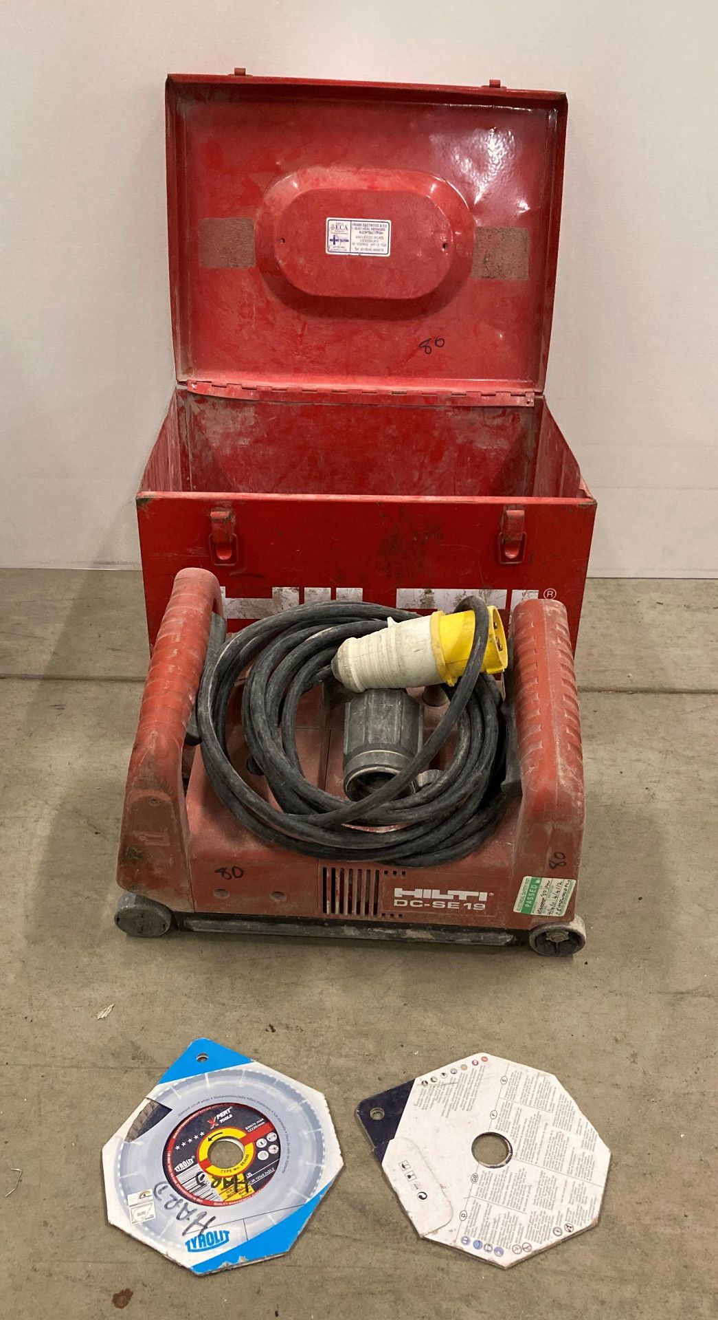 HILTI DCSE19 125MM TWIN BLADER CHASER WITH EXTRACT 110V (saleroom location: J08)