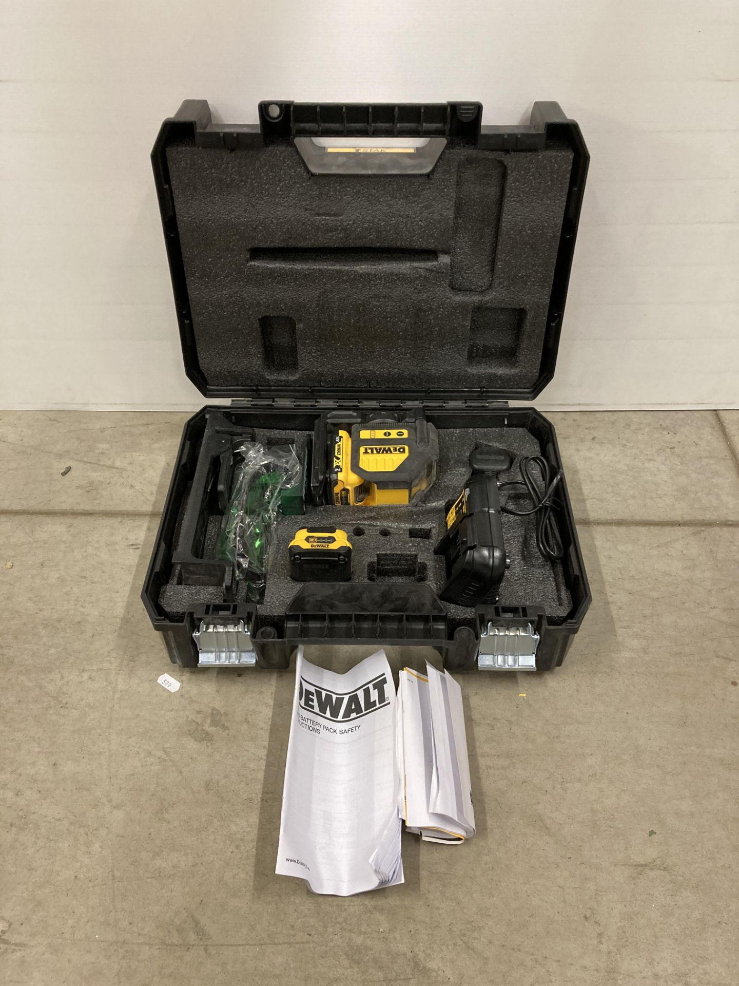 DEWALT LASER LEVEL DCE088G 12V (saleroom location: H08)