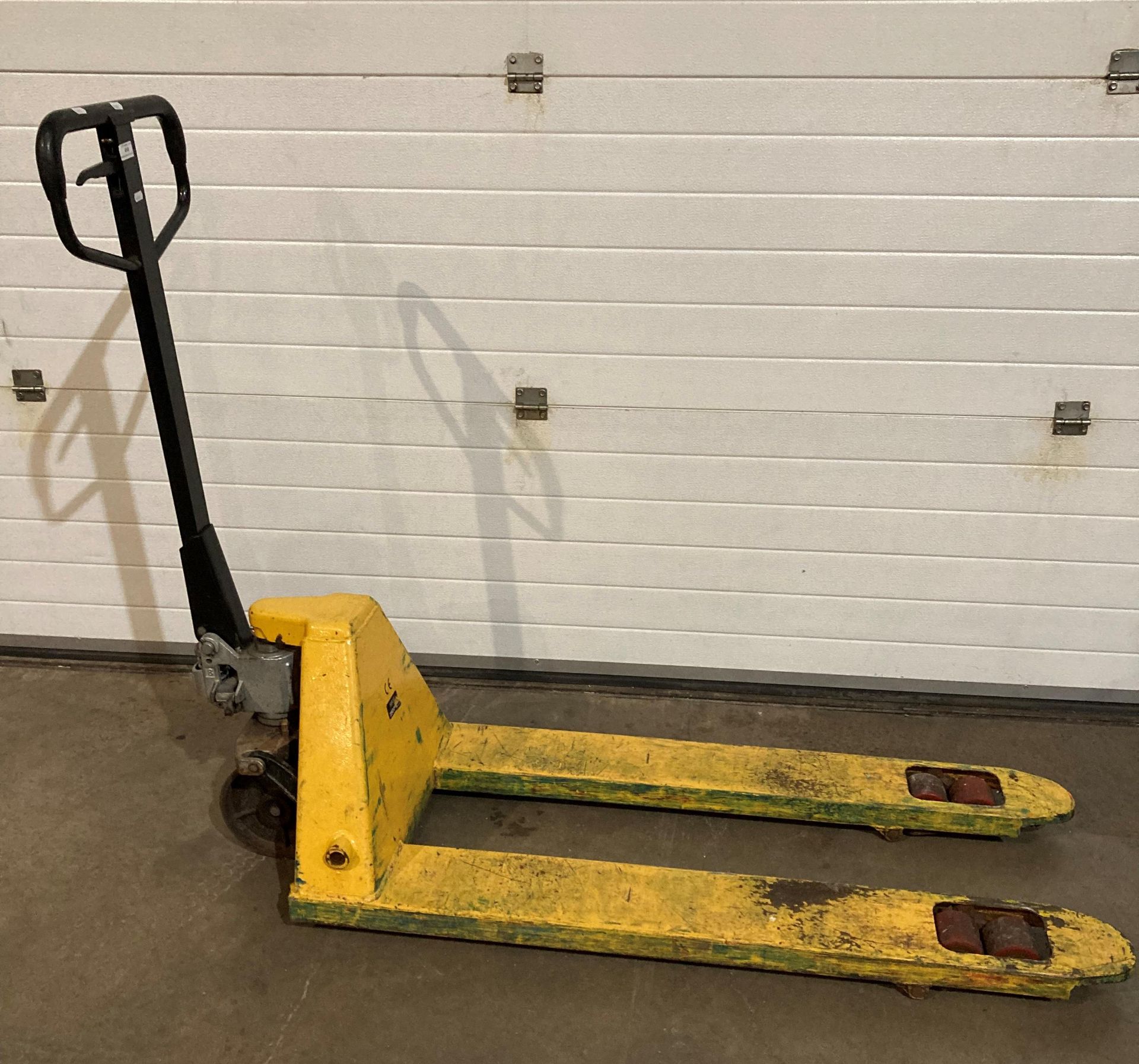 C E 2500kg pallet truck - yellow (saleroom location: RD1) - Image 2 of 2