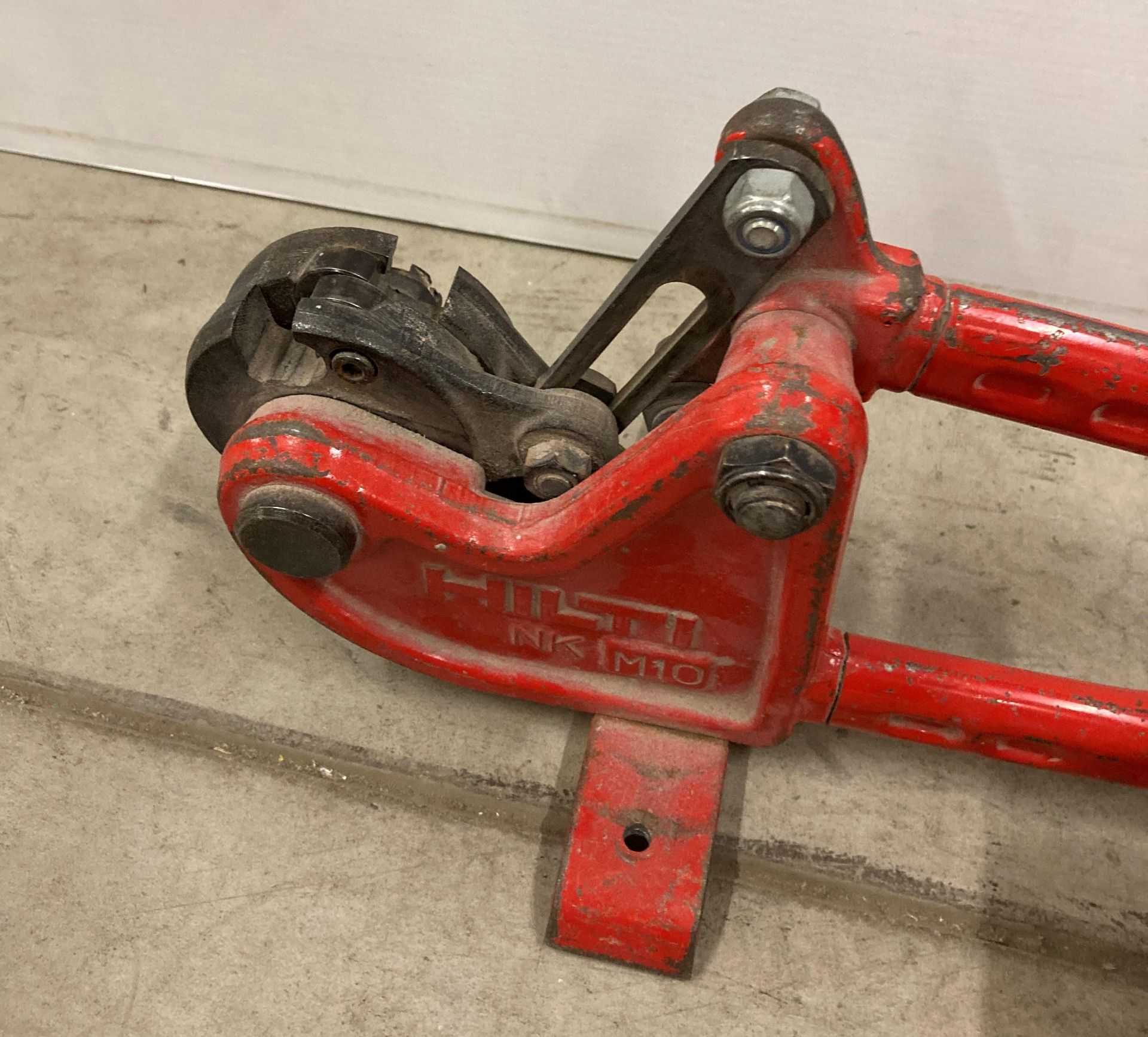 HILTI NKM10 MANUAL SREWED ROD CUTTER (saleroom location: H08) - Image 2 of 3