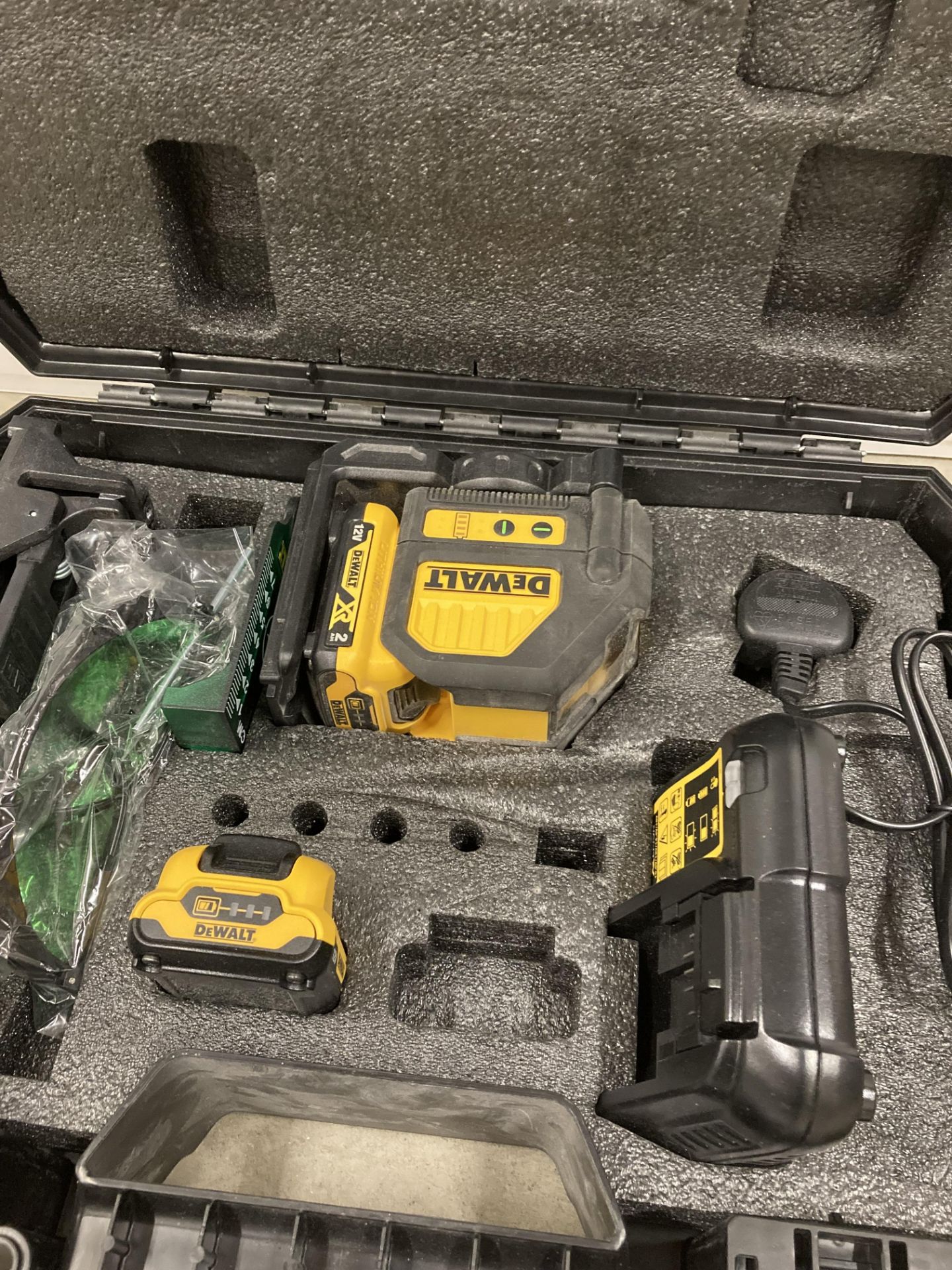 DEWALT LASER LEVEL DCE088G 12V (saleroom location: H08) - Image 2 of 2