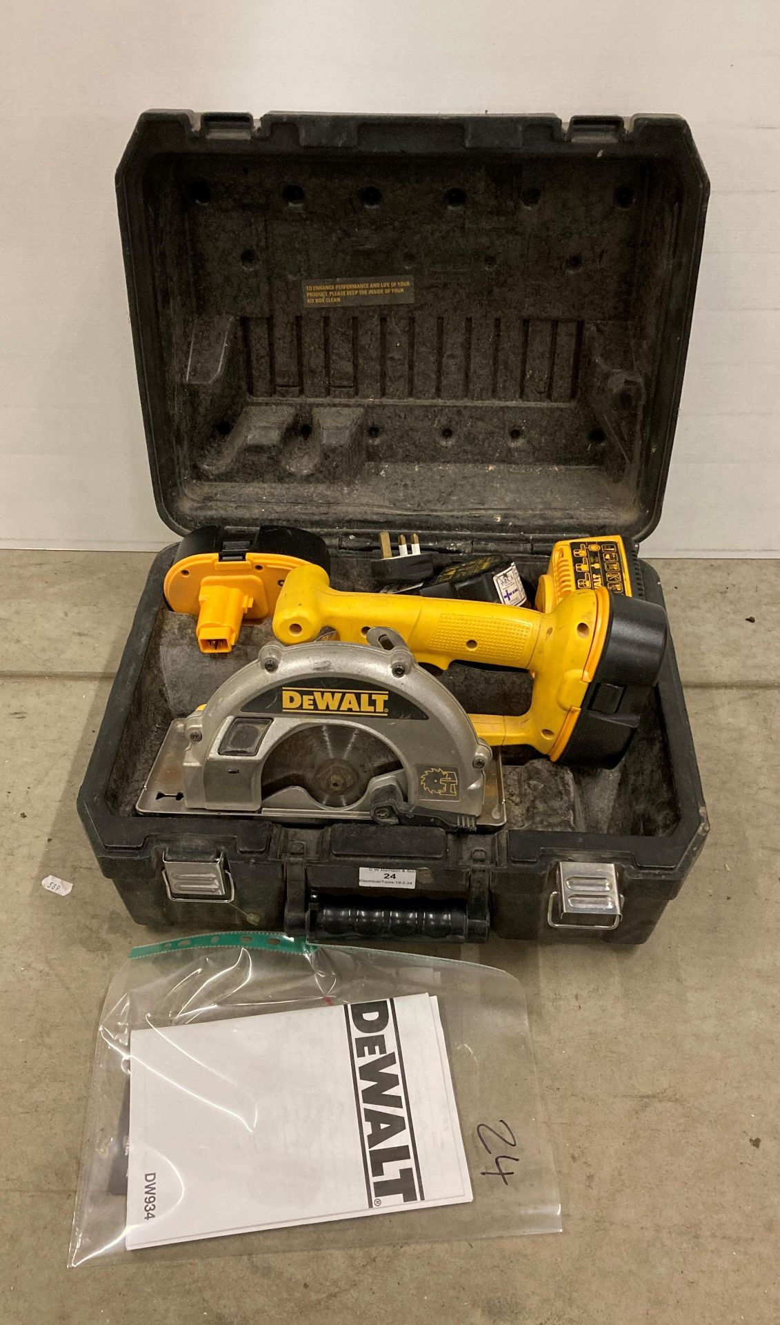 DEWALT DW934 173MM METAL CUTTING CIRCULAR SAW 18V (saleroom location: H07)