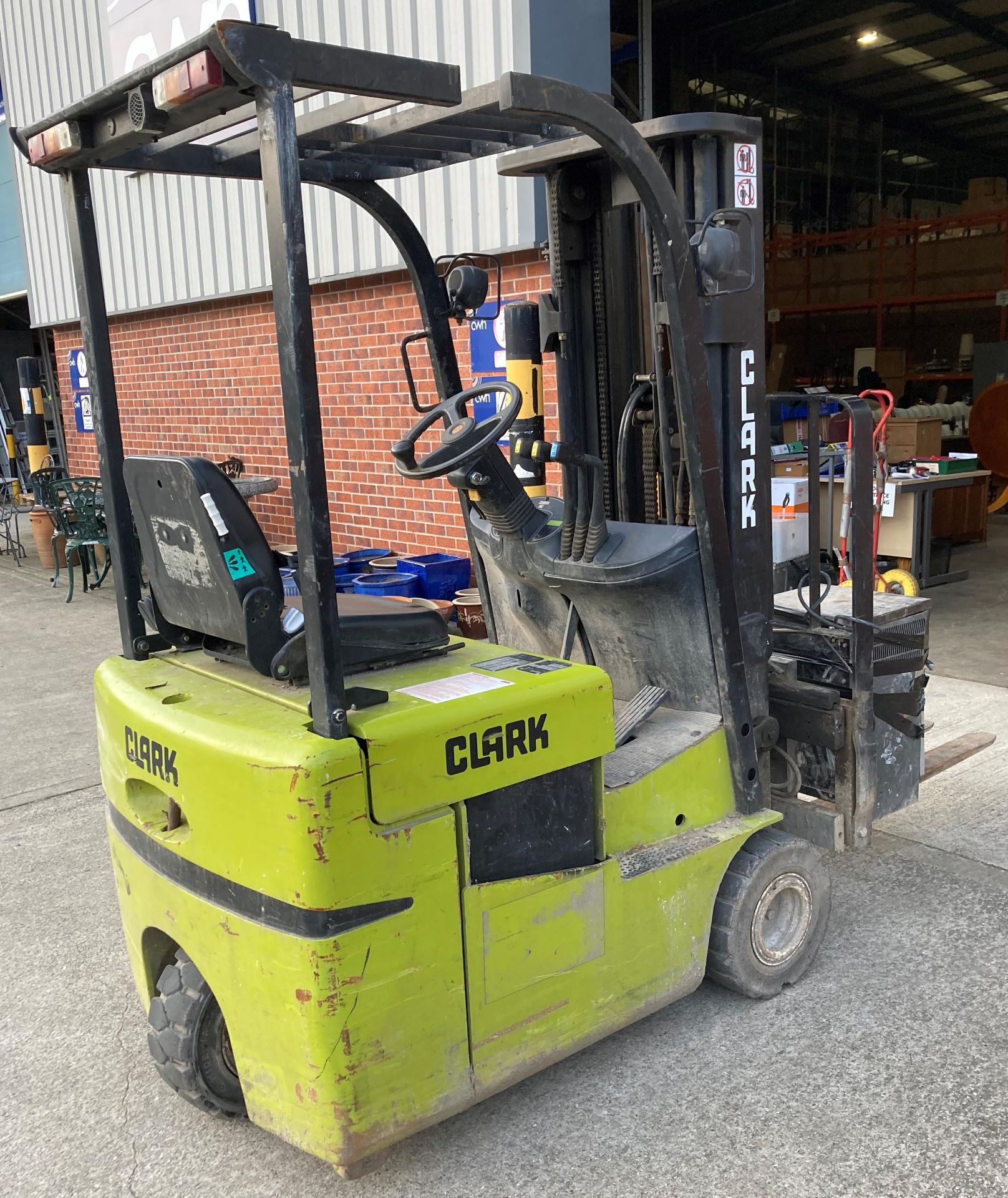 CLARK ELECTRIC FORK TRUCK - MODEL: TMX15C. Fitted with side shift - green. Capacity: 1500kg. - Image 6 of 9