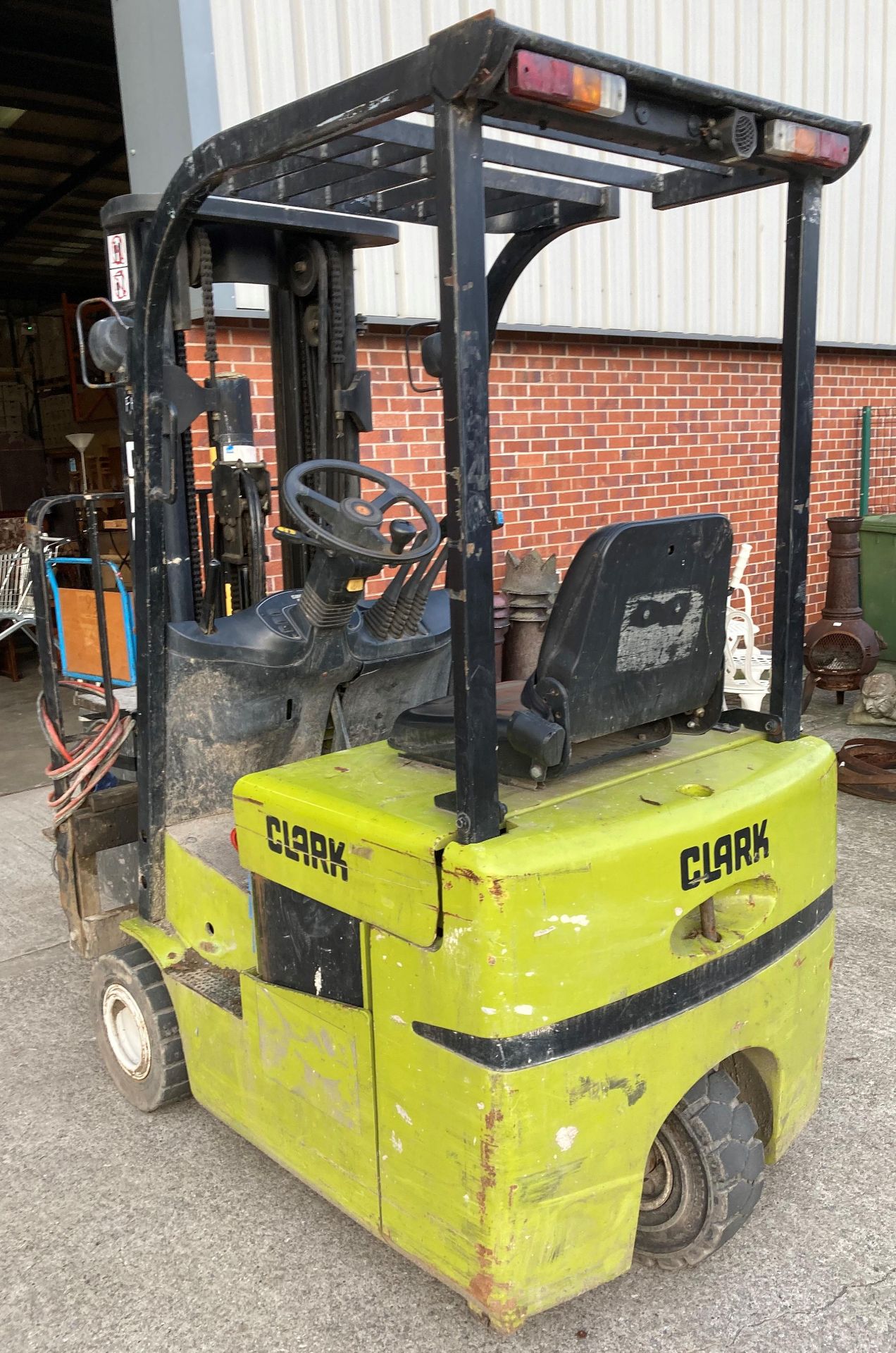 CLARK ELECTRIC FORK TRUCK - MODEL: TMX15C. Fitted with side shift - green. Capacity: 1500kg. - Image 3 of 9