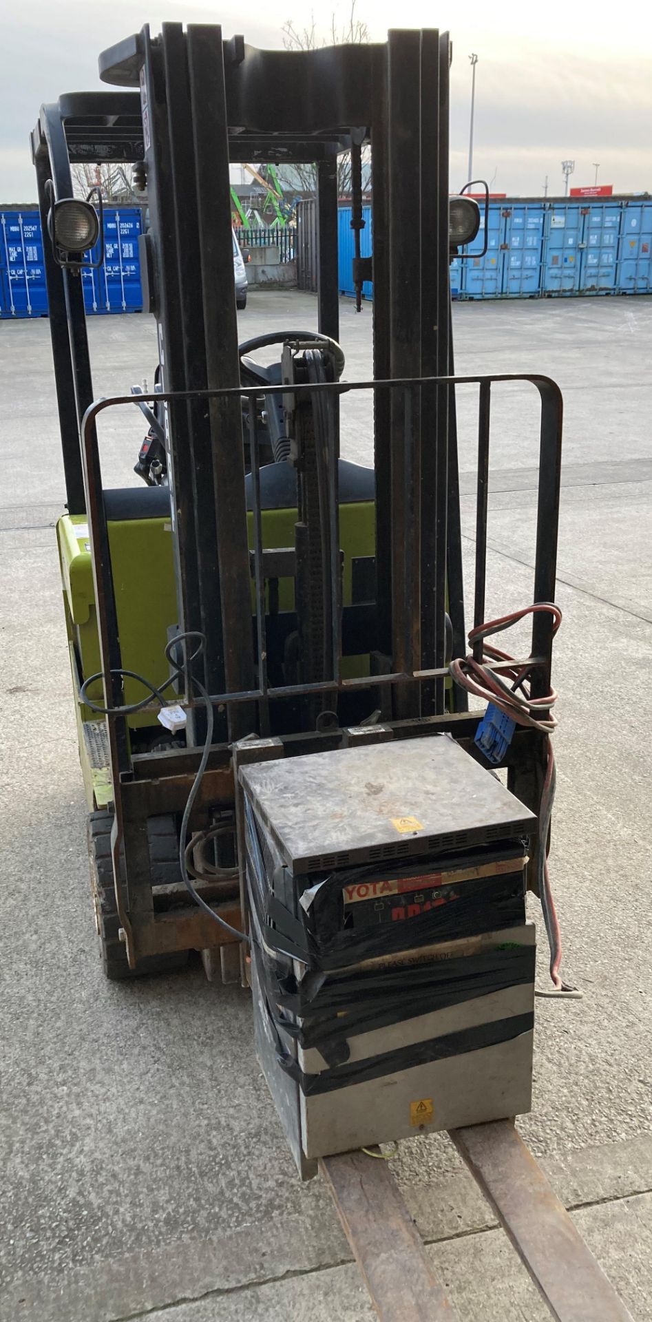 CLARK ELECTRIC FORK TRUCK - MODEL: TMX15C. Fitted with side shift - green. Capacity: 1500kg. - Image 7 of 9