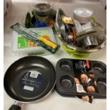 16 x assorted items of kitchenware to include muffin and tart trays, Pyrex dishes, frying pan,