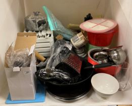 Contents to tray - large quantity of kitchenware to include pans, wok, kitchen knife set,