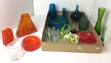 Contents to tray - sixteen pieces of coloured glassware including kingfisher blue bowl 20cm