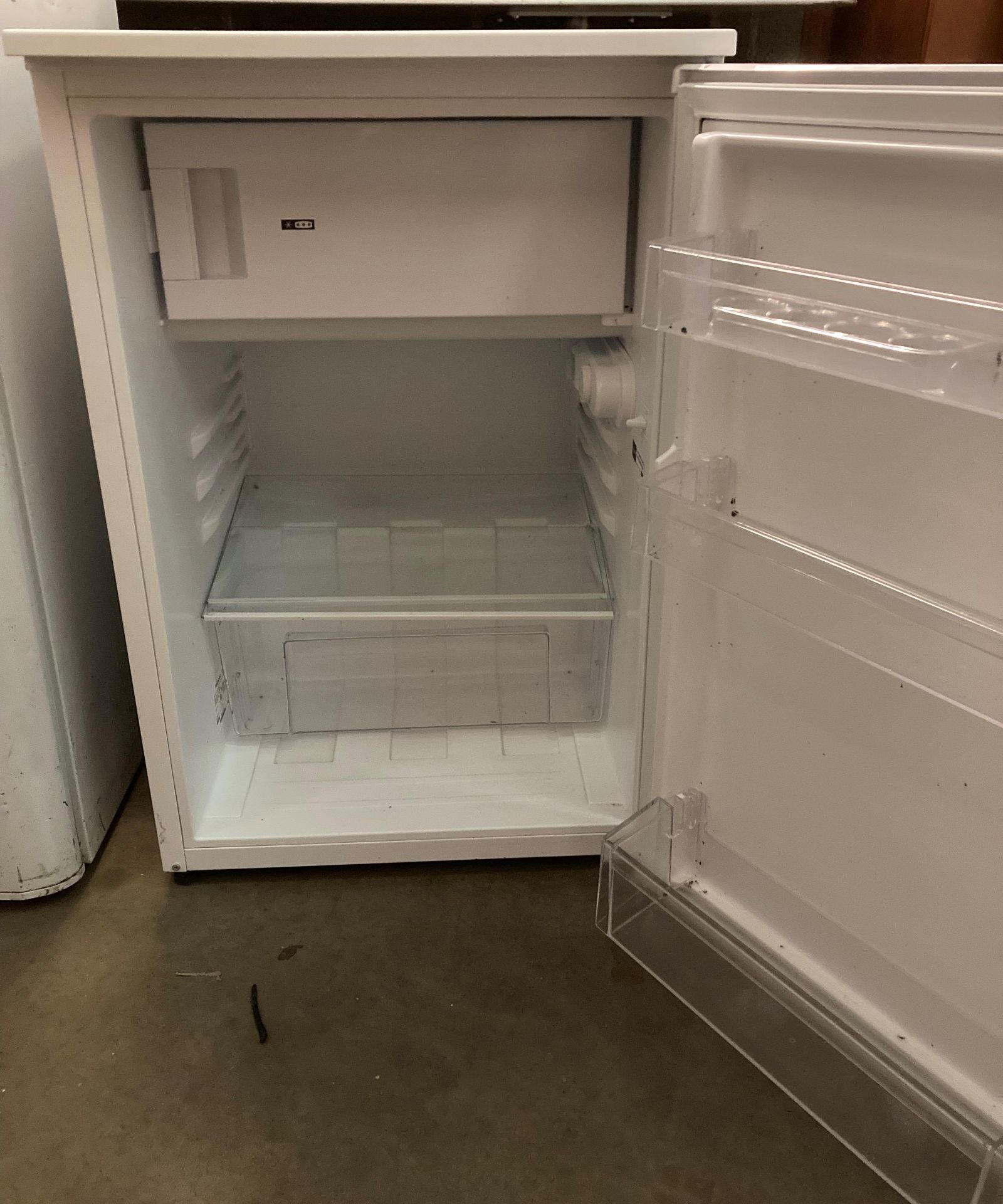 Hotpoint white under-counter fridge,