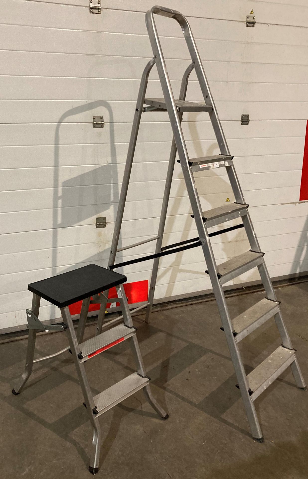 2 x items a 5 tread aluminium stepladder and a 2 step-on ladder (RD 2) - Image 2 of 2