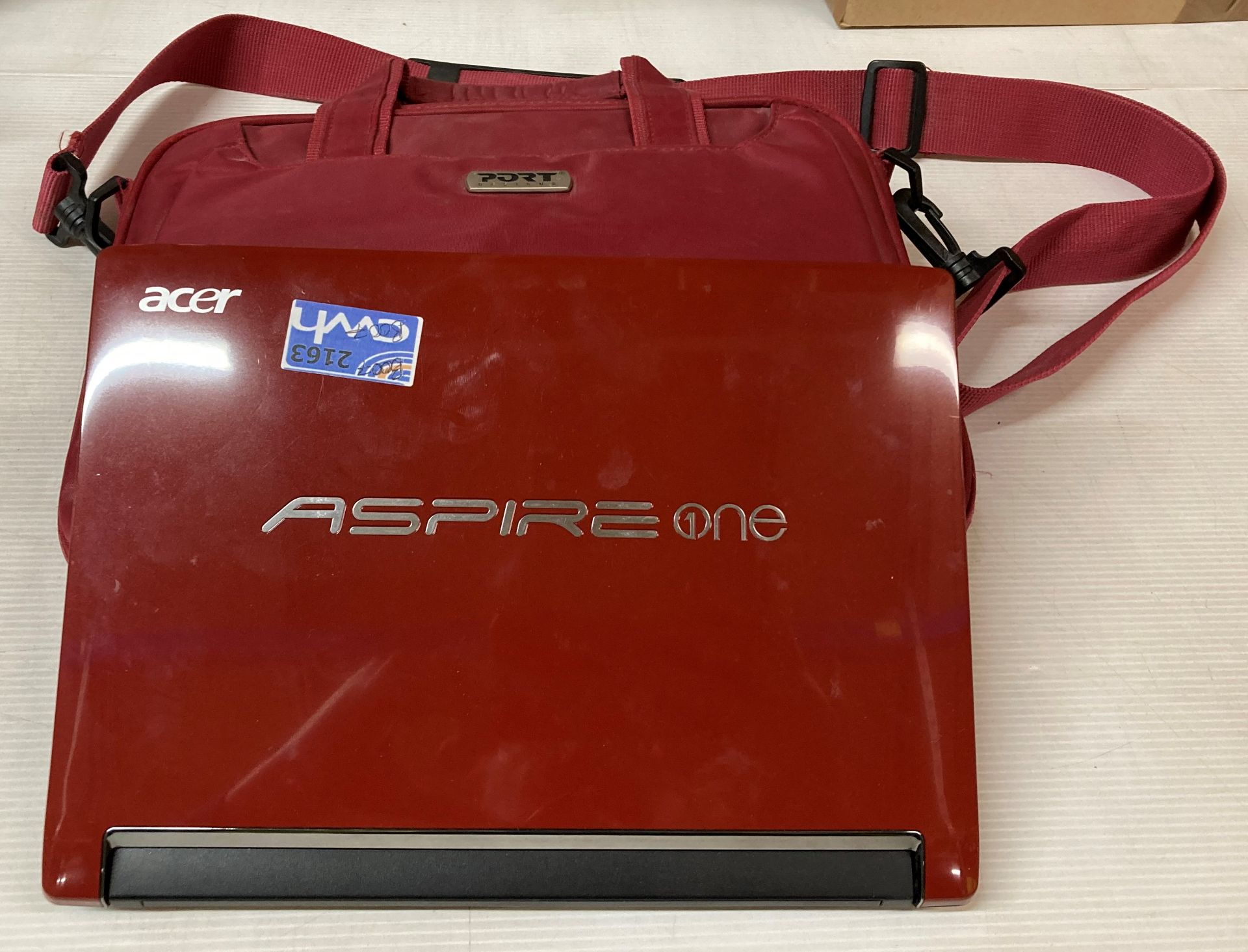 Acer Aspire One LAPTOP Intel Atom 1GB RAM 250GB HD - complete with carry case (M12)