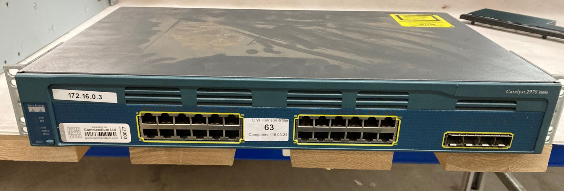 Cisco Catalyst 2970 series rack roundtable 24-port switch (no power lead) (J10)