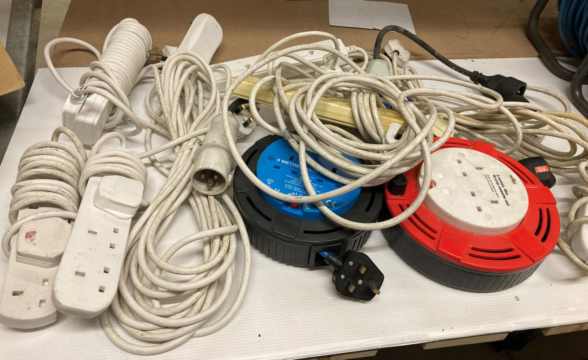 10 x assorted 2 and 4 gang extension reels and cables (saleroom location: D06)